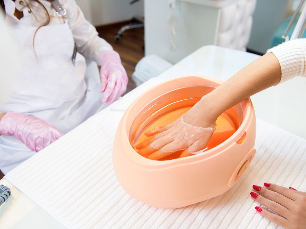 Parafinoterapie pentru mâini și unghii: Un traseu spre frumusețe și sănătate