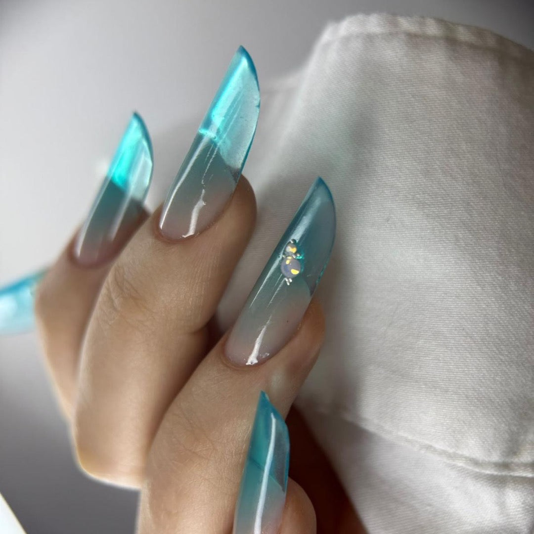 Manichiură realizată cu Polygel Glass 90 turcoaz Annette Nails - unghii stiletto cu efect de sticlă