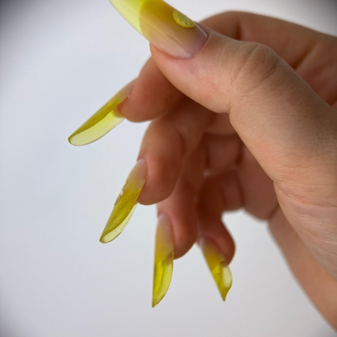 Manichiură realizată cu Polygel Glass 91 galben Annette Nails - unghii lungi cu efect de sticlă
