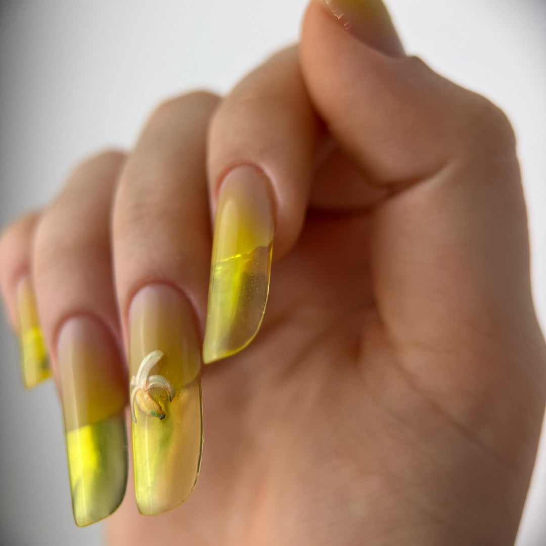 Unghii cu Polygel Glass 91 galben Annette Nails - construcție transparentă cu design banană